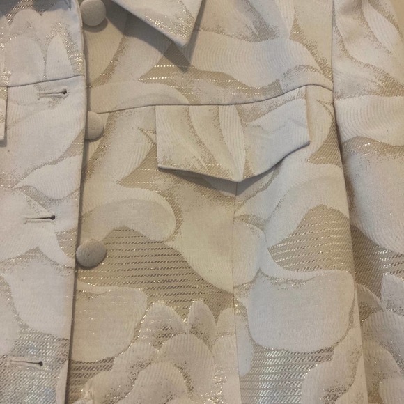 Carmen Marc Valvo Collection Ivory/White and Gold Floral Jacket - Size 8 - Picture 5 of 6